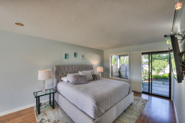 Hlavná spálňa s prístupom na terasu do dvora a vírivky; televízor