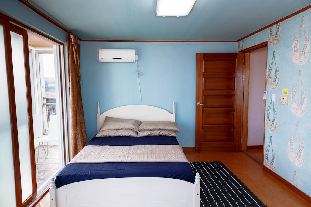 Bedroom with double bed. (Additional sleeping available w/Korean-style floor mattresses.)