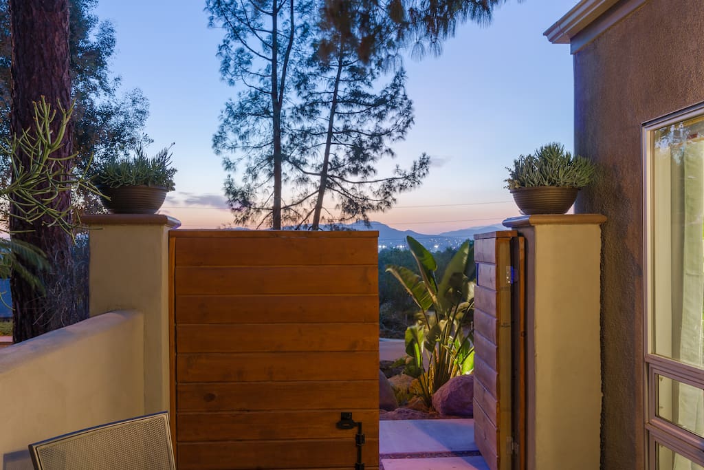 PARADISO RETREAT with VIEWS - DOWNTOWN RIVERSIDE