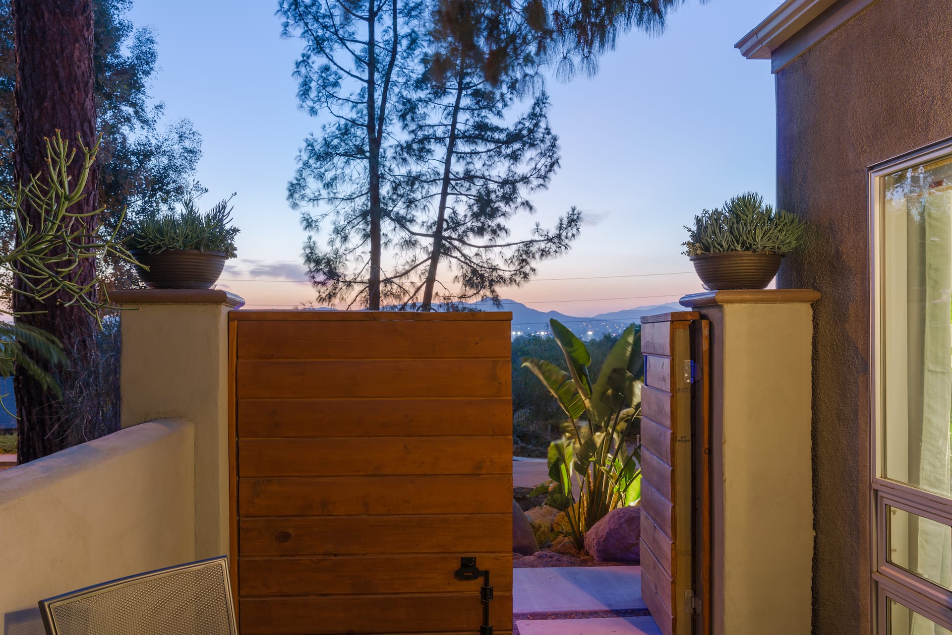 Paradiso RETREATwith private PATIO/VIEWS
