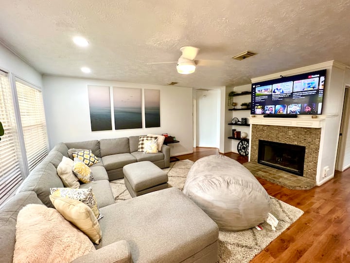 זהו הסלון השני עם טלוויזיית סמסונג 65אינץ ', תיק גדול ושעועית