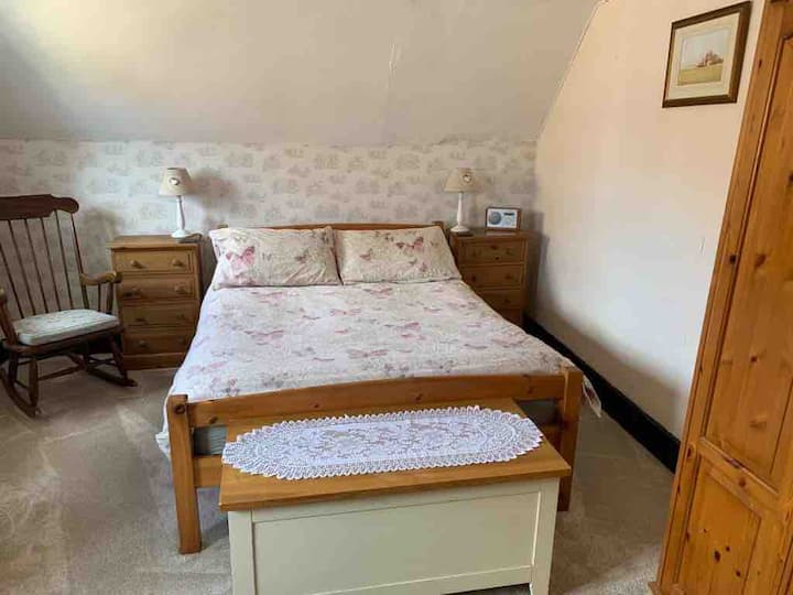 Dormitorio principal con una cama doble muy cómoda con colchón de espuma viscoelástica Emma también mucho espacio de almacenamiento y TV inteligente de alta definición de 24 pulgadas.