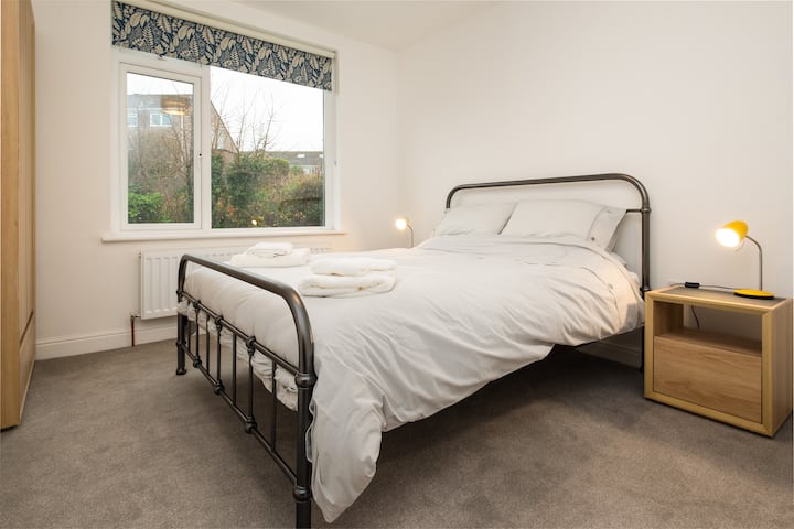 Kingsize bedroom 2, has a king-size bed and high quality Egyptian cotton bedding and towels. 