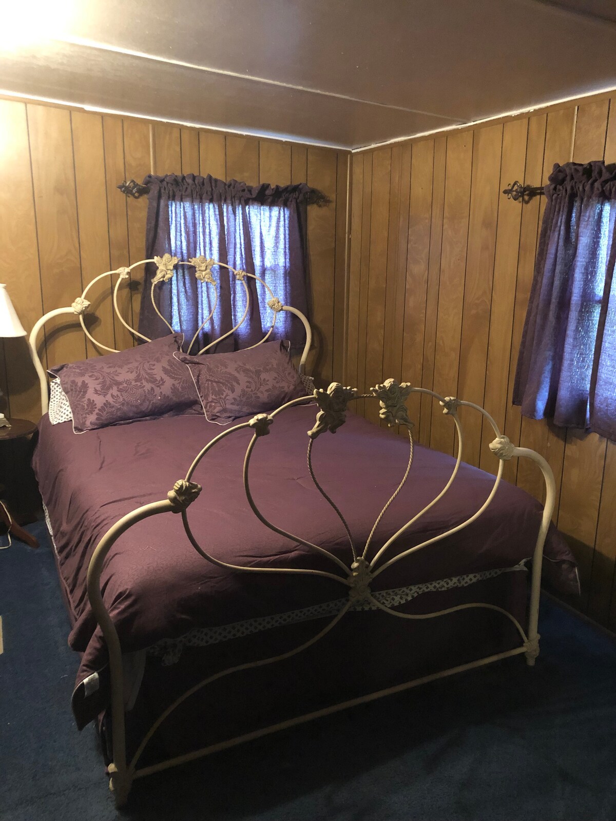 غرفة نوم تضم سرير كوين