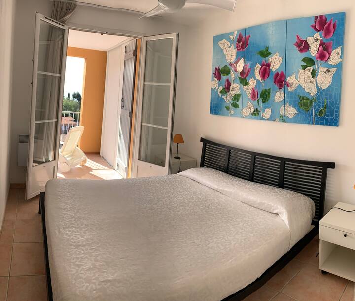 Double room with ceiling fan with light and remote control, from the window door you can access the terrace on the lower floor, also with a sea view.
King bed 180X200.
Possibility of adding a baby bed 