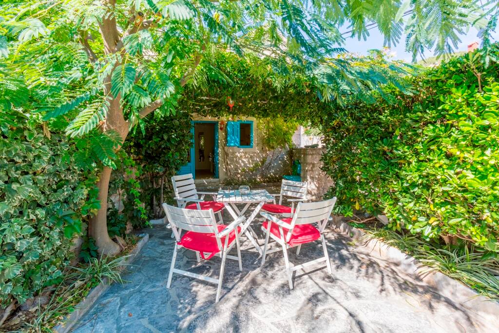 Enjoy your peaceful morning coffee, lunch or dinner under the veil of green.