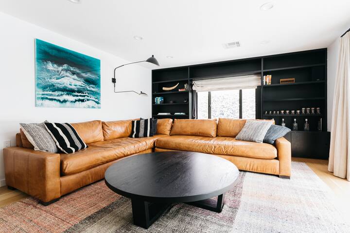 Designer Luxury Venice Retreat with Large Yard gallery image 2