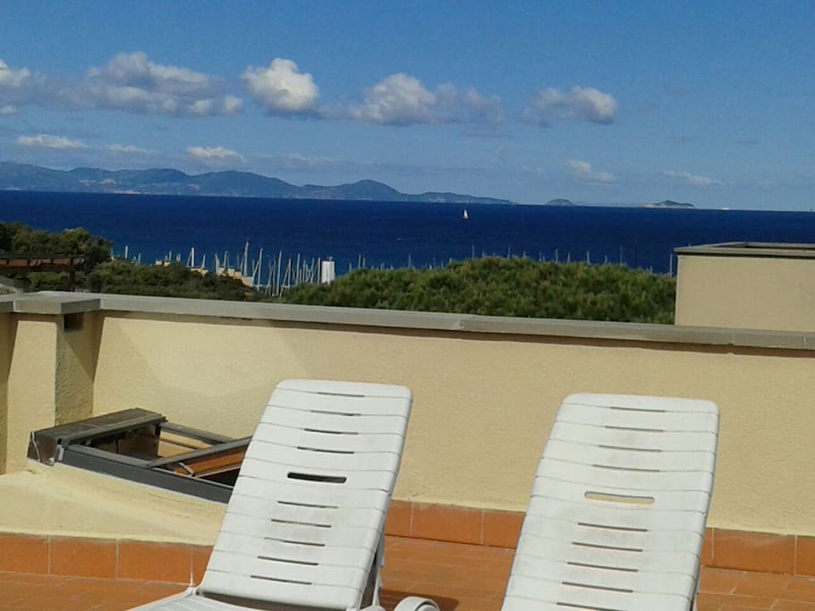 veduta del Golfo di Punta Ala con Isola d'Elba sullo sfondo