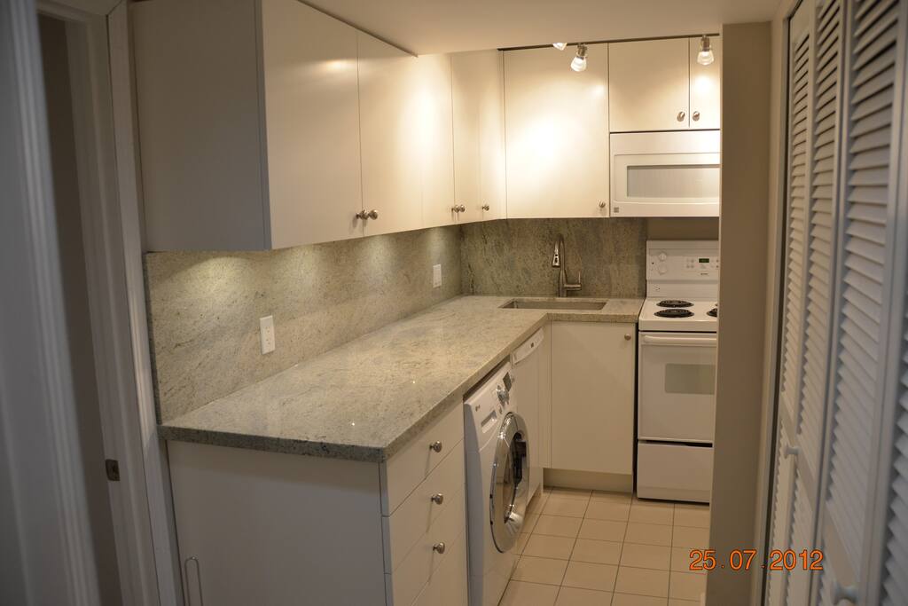Fully equipped kitchen with washer/dryer and dishwasher