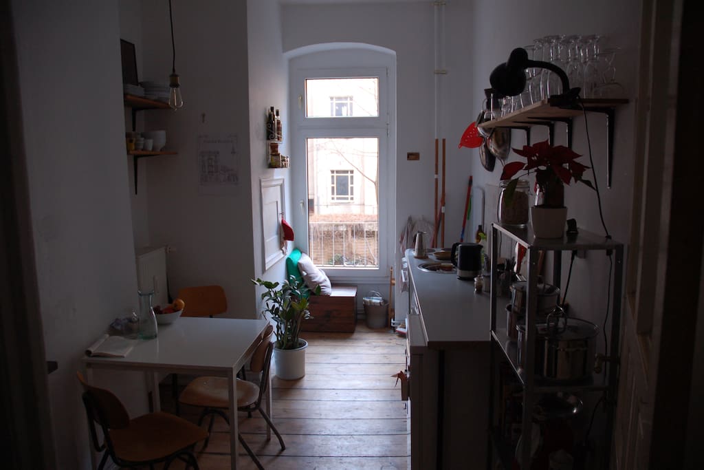 Küche mit Tisch und Sitzgelegenheit am Fenster