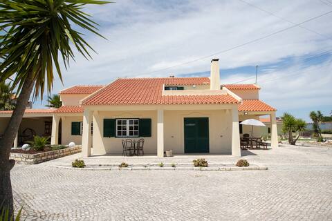 Vacation House with Pool , 50 min from Lisbon