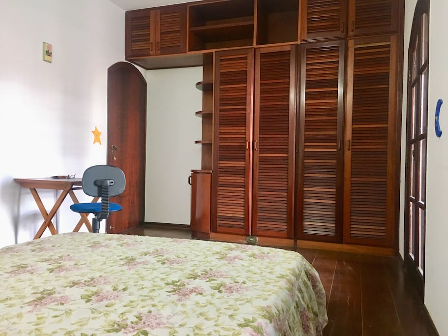 Amplo armário
