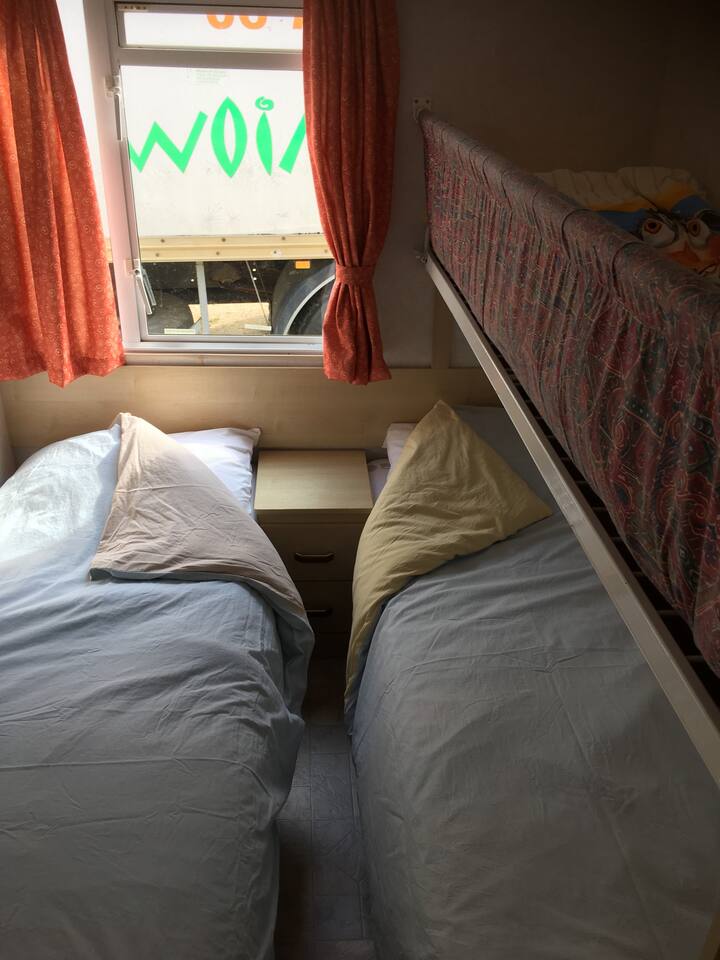 2 twin beds and a bunk bed for a child under 40kg