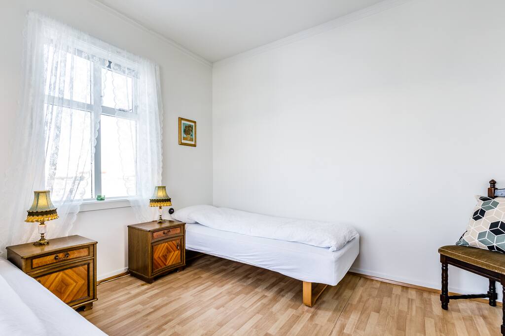 Twin room with shared bathroom