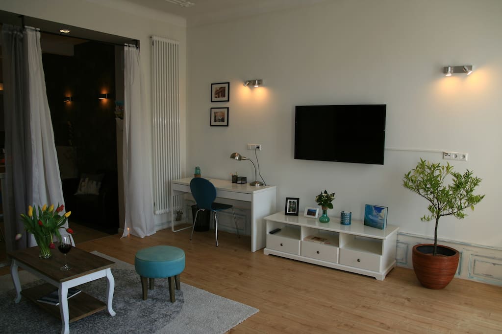 Fernseher und Schreibtisch im Wohnzimmer