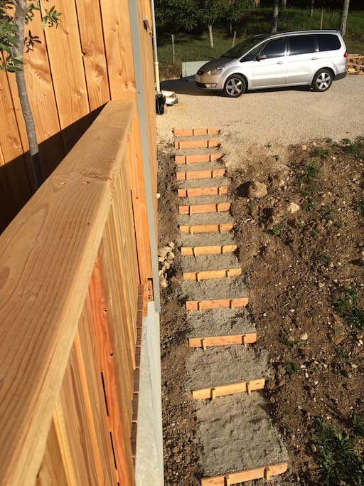 L'escalier menant à la partie indépendante en rez de jardin