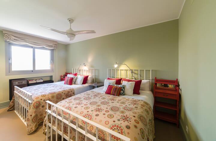 ห้อง 2/4 คน (สองเตียง 150) พร้อมห้องน้ำส่วนตัวตู้เสื้อผ้าขนาดใหญ่ 2 ตู้และพื้นที่แต่งตัวพร้อมตู้เสื้อผ้ามากขึ้น ตู้ที่มีมือจับโบราณเตียง Arrondissement ที่ซื้อใน Tarifa ใน Mala
โต๊ะโบราณที่ได้รับการบูรณะจาก Mujeres 
ผ้าคลุมเตียงสไตล์อินเดีย Hanbel ห้องน้ำในตัวพื้นที่ทำงานที่หันหน้าไปทางเตียงด้านหลังจะไม่ปรากฏในรูป 