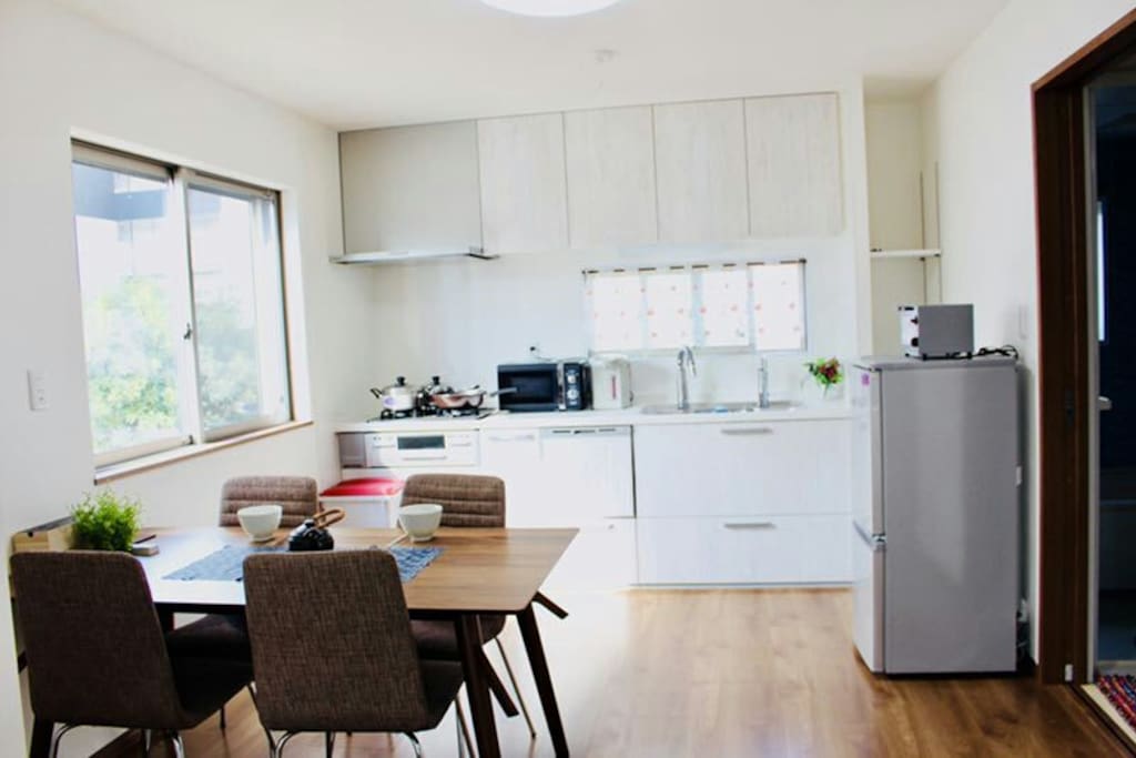 new kitchen utensil with dining table 崭新的厨房设施