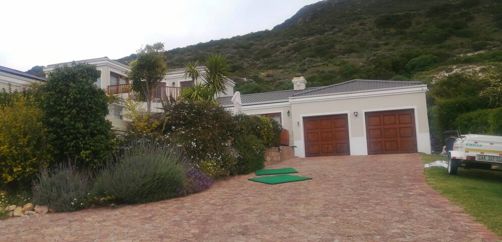 Spacious family home with fireplaces, pool &view gallery image 4