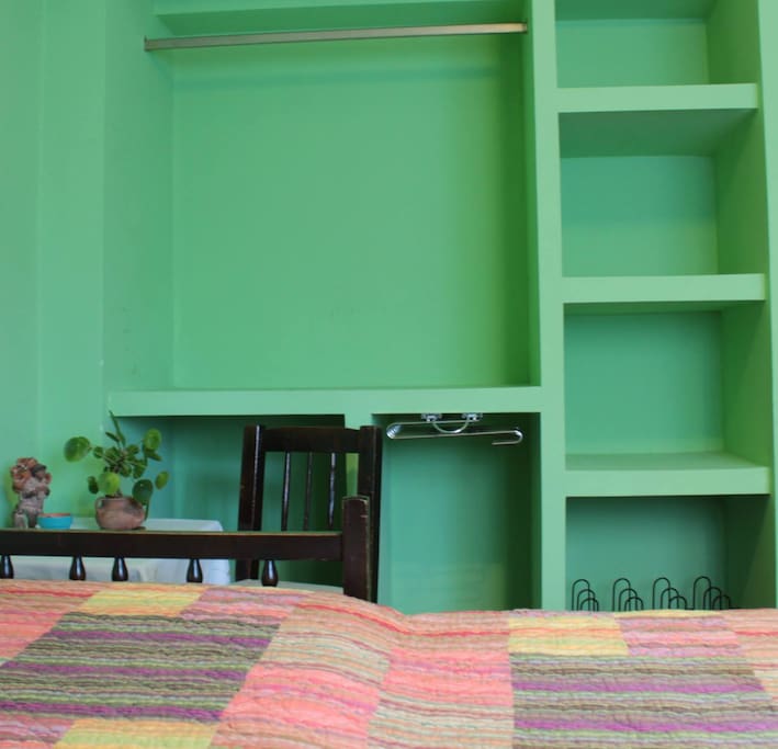 Guardarropas en el dormitorio de huéspedes