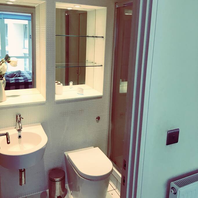 Ensuite w/ shower