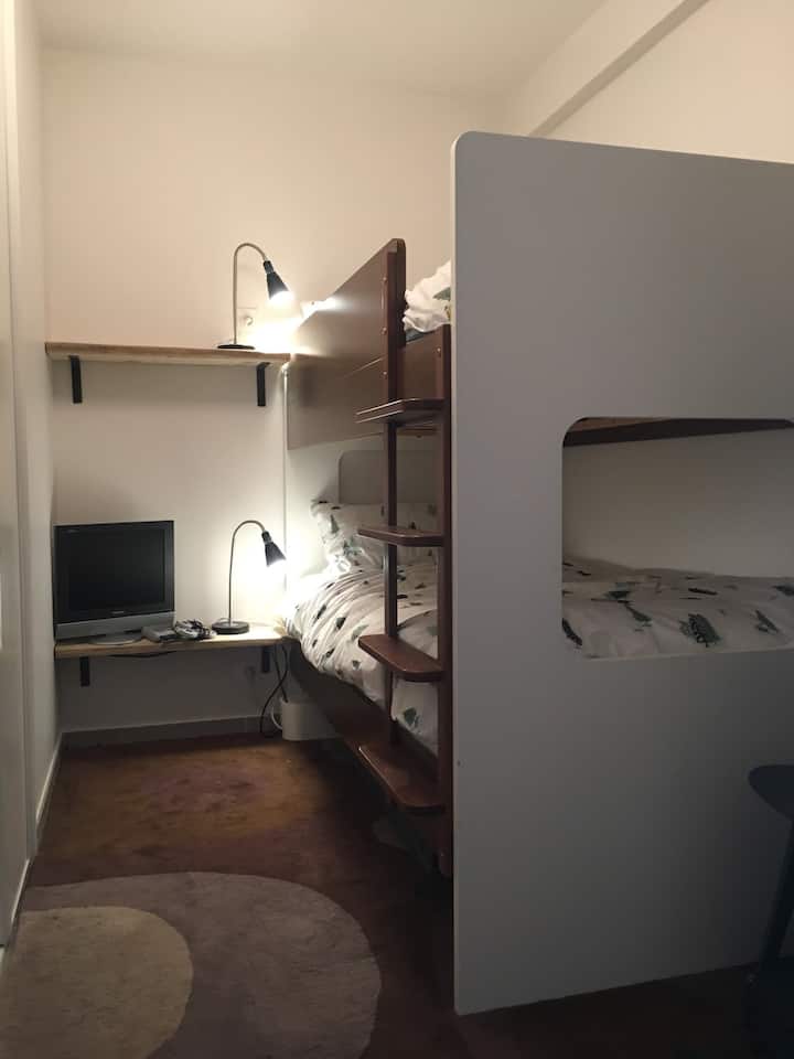 Მესამე საძინებელი - ორსართულიანი საწოლი ორი ადამიანისთვის ! კაბინა.