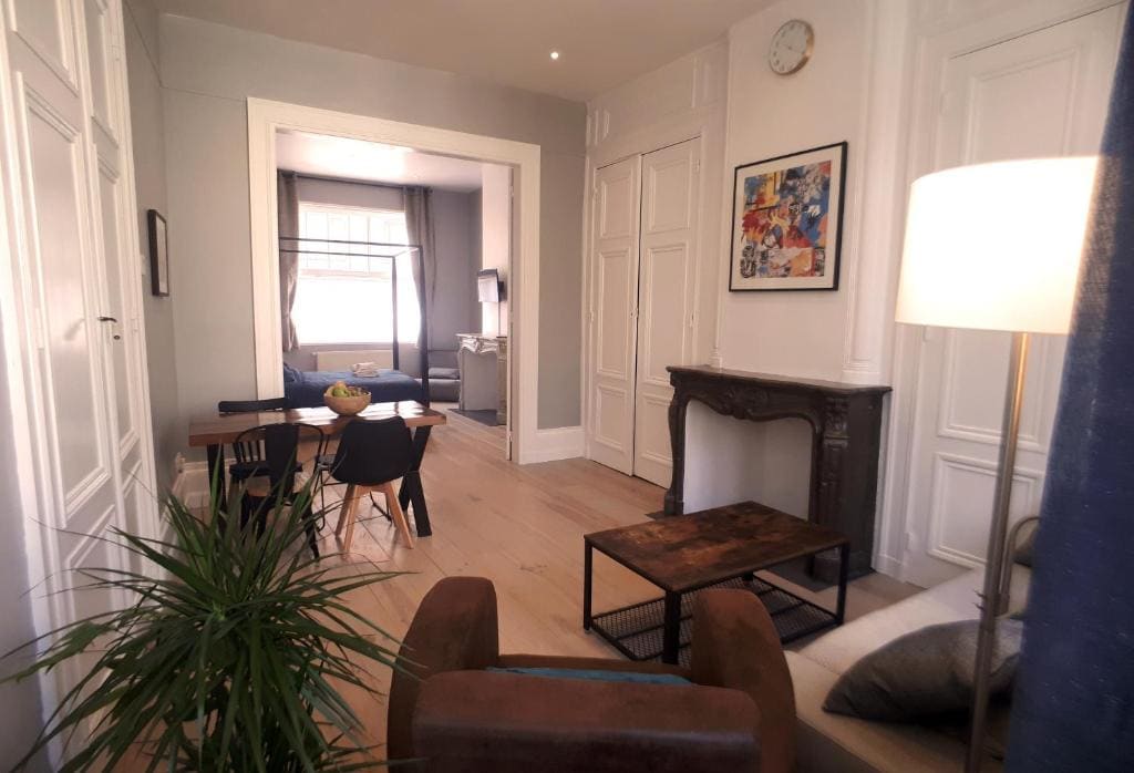 Obývacia izba je vkusne zariadená. Ľahká drevená podlaha prináša príjemný nádych. Flexibilné francúzske dvere umožňujú rozdelenie miestnosti na dve časti. Obývací priestor je otvorený alebo zatvorený . Dovolenkový prenájom apartmánu Saint-Omer