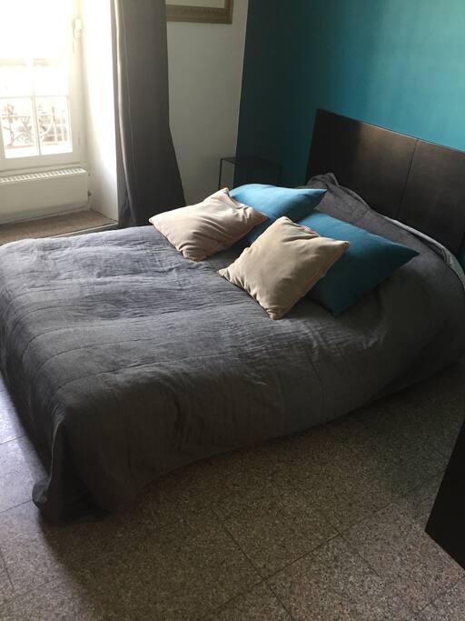 Votre couchage dans un canapé-lit 140 avec surmatelas. Les rideaux sont occultants et vous pouvez également fermer les persiennes .