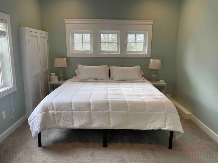 Camera matrimoniale - letto king-size con bagno interno. La doppia porta nella foto nasconde il quadro elettrico.