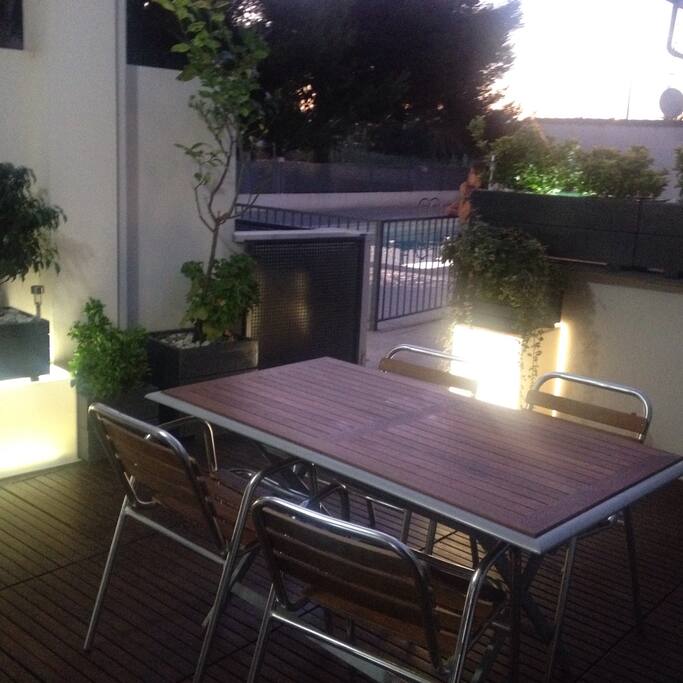 terraza de ipe ajardinada con luz indireccta