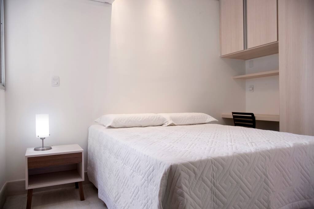 Quarto com cama de casal box