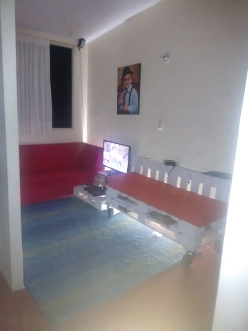 agradable espacio con TV por cable WiFi pc con sonido envolvente