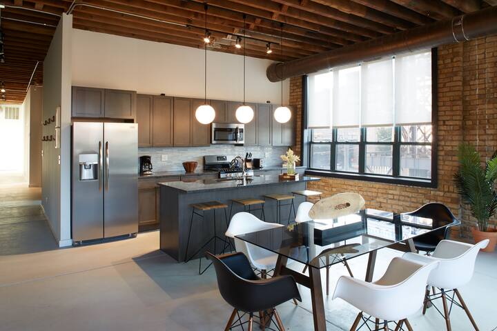 Spectacular Corner 3BR Loft In Fulton Market | Fea gallery image 3