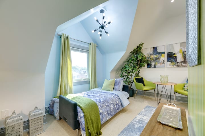 โซฟาเปลี่ยนเป็นเตียงเดี่ยวภายในเวิ้งชั้นสาม