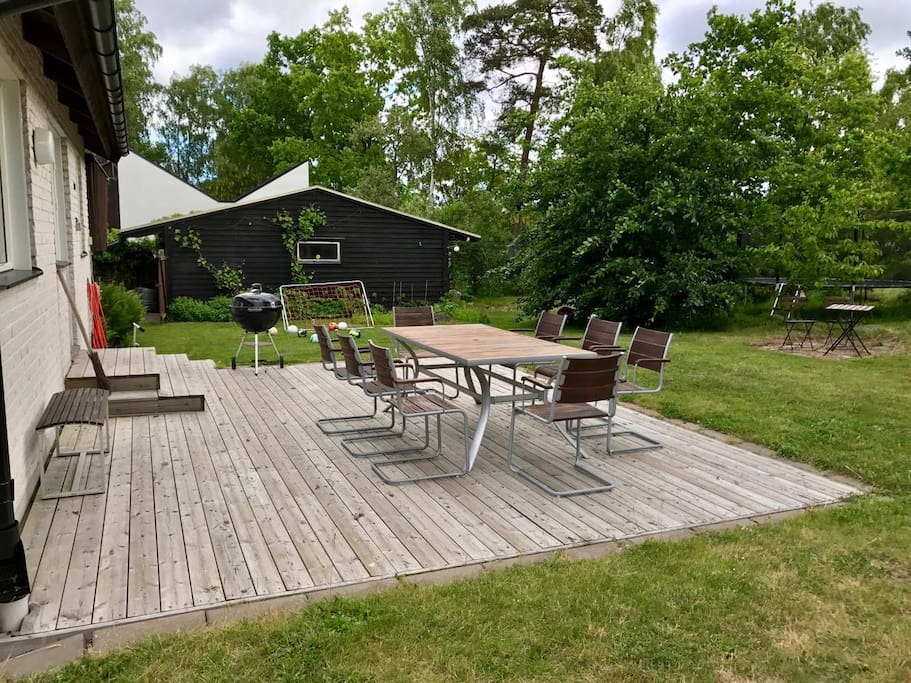 Stor trädgård med två olika uteplatser