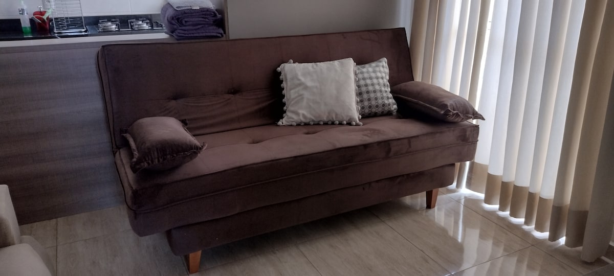 Разтегателен диван в конюгираната стая