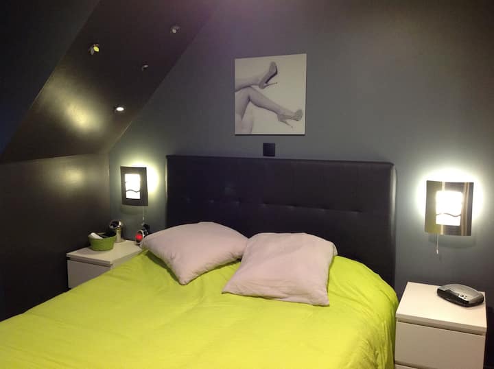 Chambre 3: 2 personnes 
 Lit 160x200 cm
Télévision écran plat accroché au mur, décoration moderne et chic 
Wifi