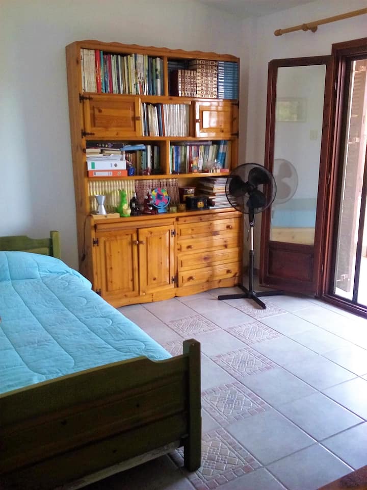 Повисоко ниво - соба 1 (два единечни кревета)
Белешка: има втор единечен кревет под единечниот кревет прикажан на фотографијата