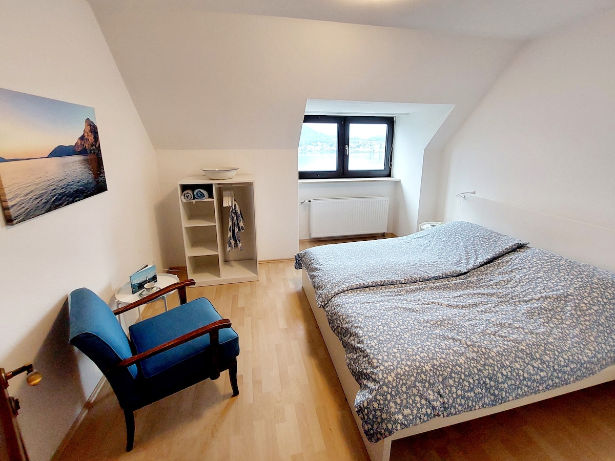 Dvojposteľ s rozmermi 180 x 200 cm a nepretržitým matracom. 
Útulná svetlá spálňa s výhľadom na jazero. 
Žalúzie na zatemnenie.