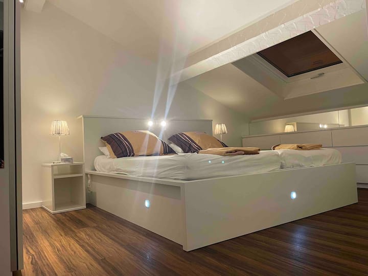 На горния етаж: голямо легло за двама души с килер, скринове, маса за грим за смарт телевизор. 