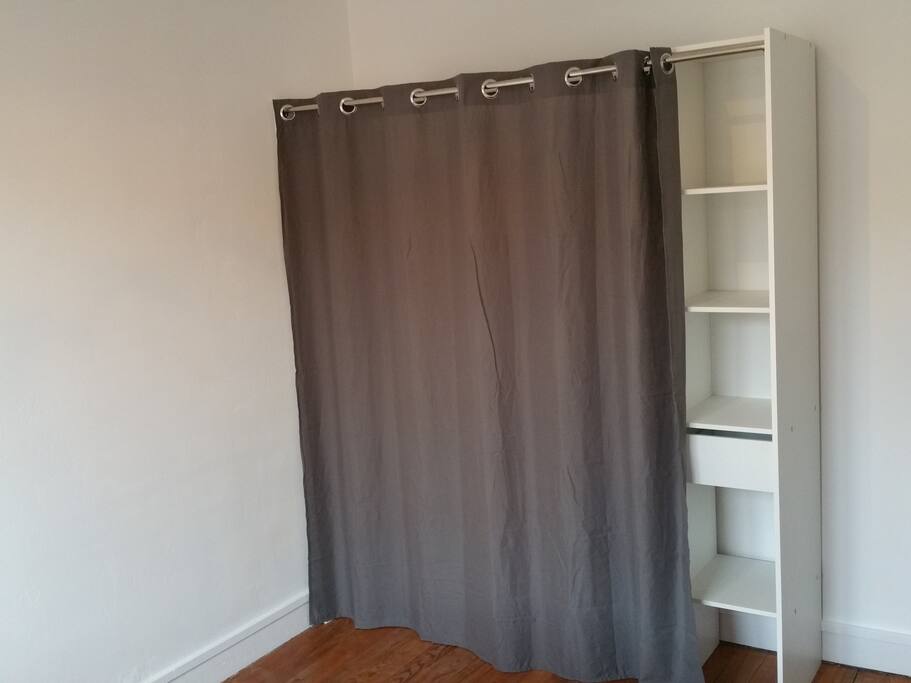 Vous pouvez profiter le dressing avec 2 tiroirs pour garder vos affaires!