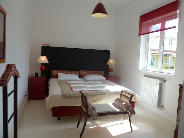 Luxury Recently Renovated 6P House w PrivateGarden