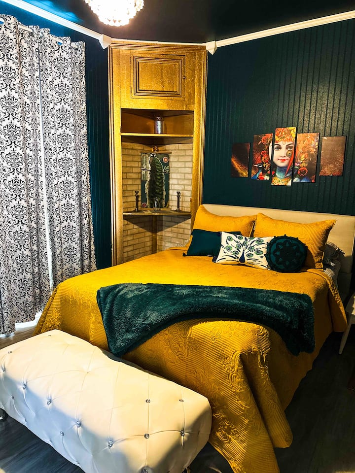 Get cozy in the hosts favorite room in the house! 