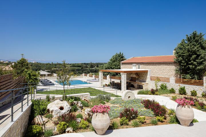 New luxurious villa with stunning pool,views &bbq! gallery image 5