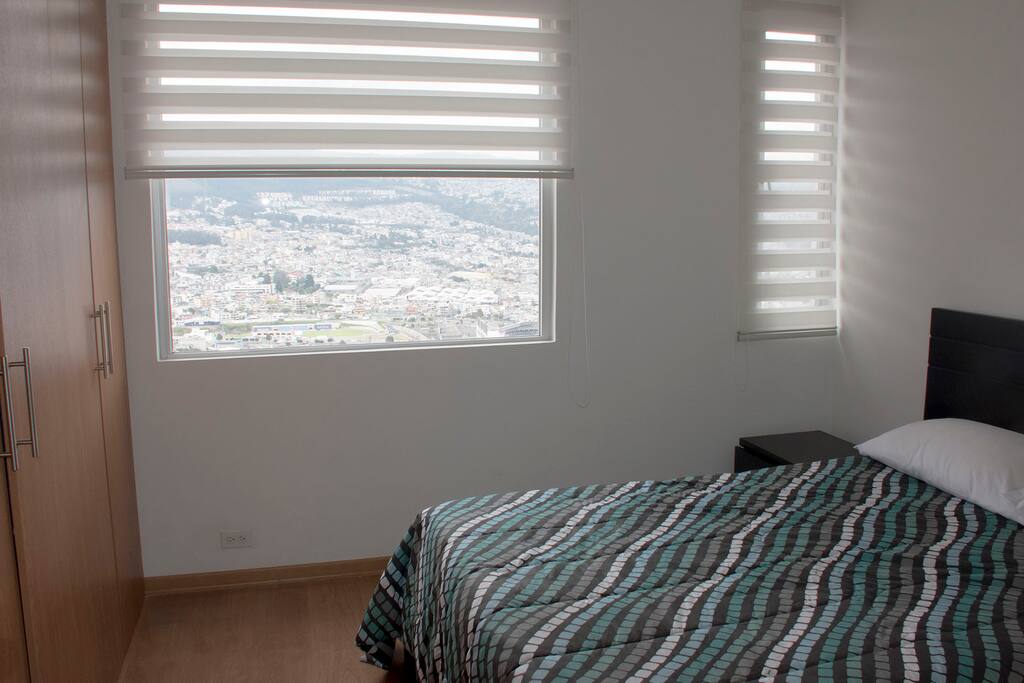 Adicionalmente posee un velador y closet.