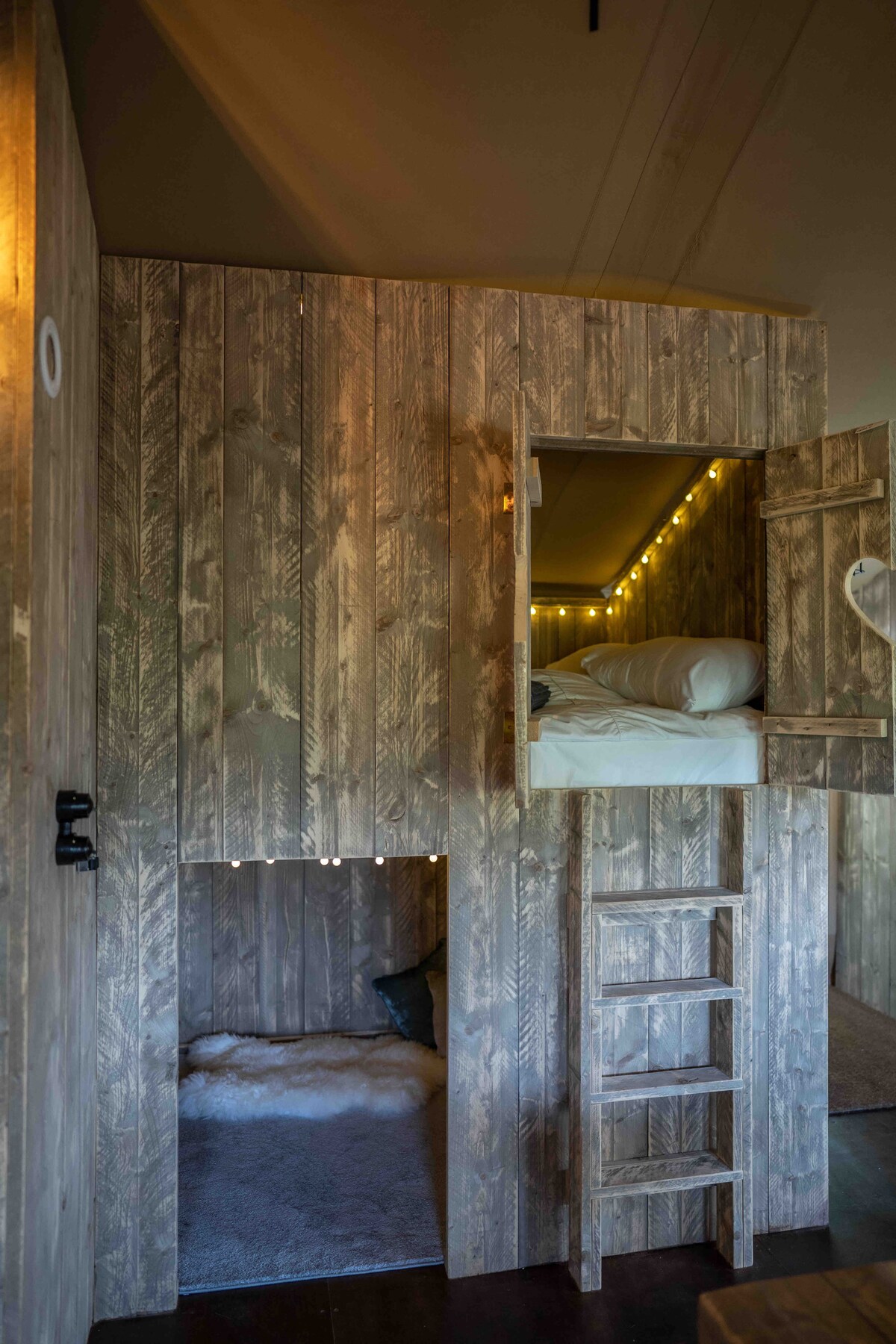 特大号小木屋床和下面的儿童书房