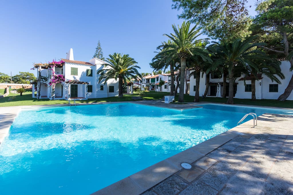 Piscina comunitaria con una zona poco profunda para niños.