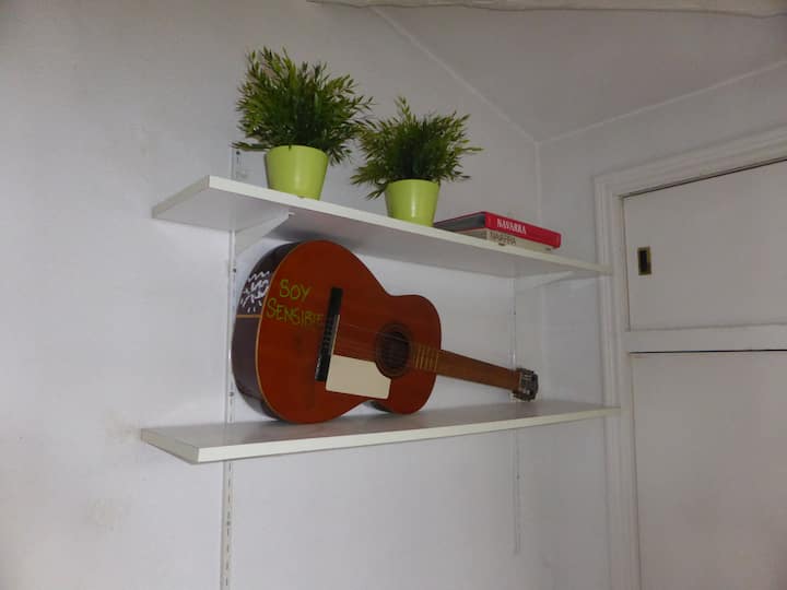 رف غرفة مفردة.