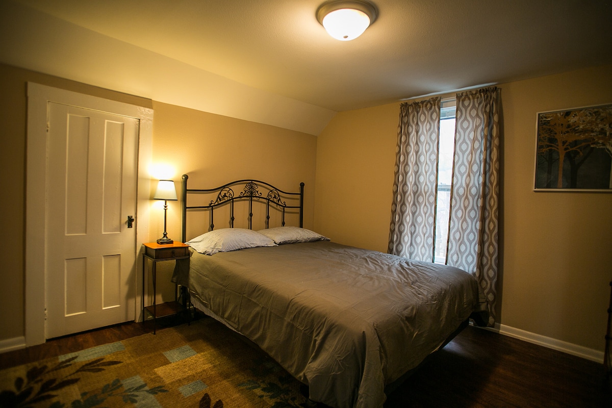 Spálňa 2 - s manželskou posteľou Queen, šatníkom, nočným stolíkom a šatníkom s policou