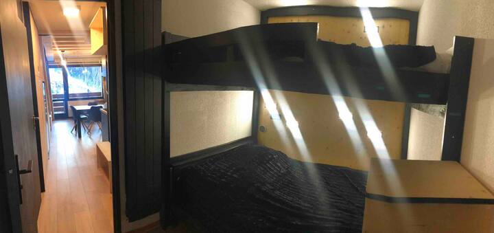 Dhomë gjumi 1 me krevat dopio marinari 140 X 190 dhe dollap të vogël magazinimi që shërben shkallët për t 'u ngjitur në krevatin e sipërm, si dhe një raft palltoje.
